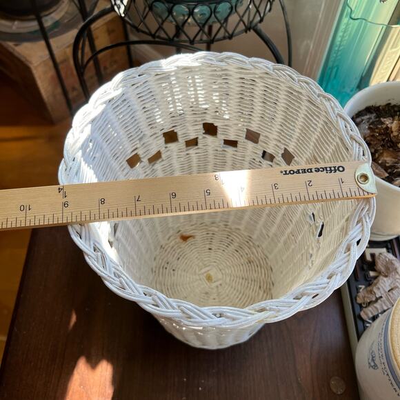 White Wicker Wastepaper Basket Trash Can Woven Shabby Chic Cottage Farmhouse Vtg - Picture 9 of 10